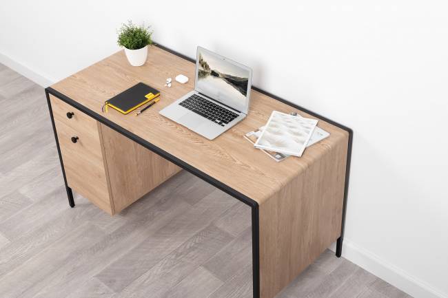 Стол письменный Брюс 12.157 цвет чёрный/Battle rock Santiago/столешница МДФ ель карпатская Стол письменный Брюс 12.157 цвет чёрный/Battle rock Santiago/столешница МДФ ель карпатская